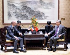 王毅会见法国外长巴罗